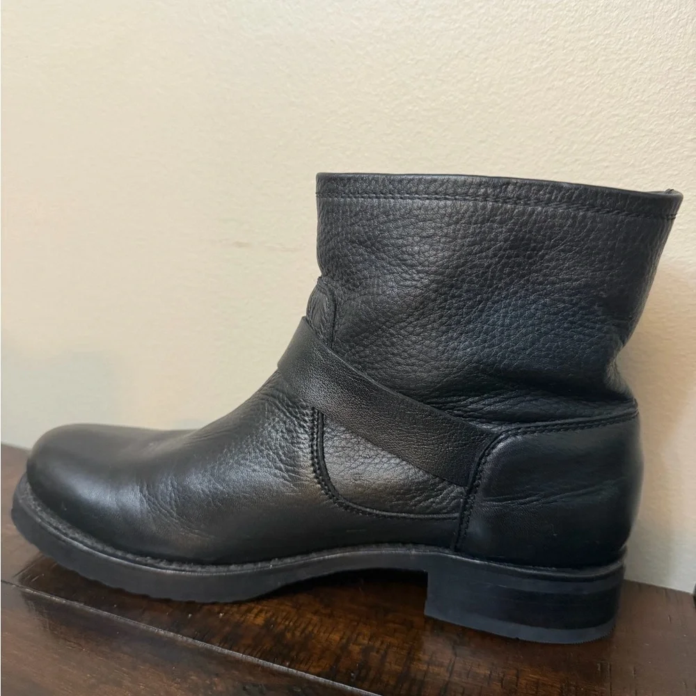 Frye classic black
